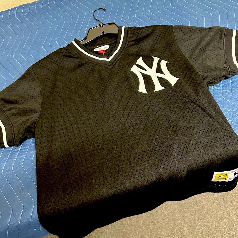 Mitchell & Ness NY Yankees Mesh V-neck Jersey - Men’s Medium